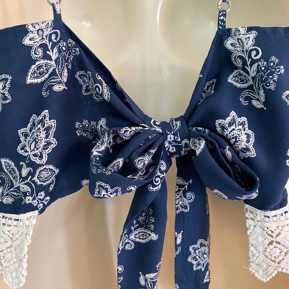 Like New Abercrombie & Fitch Tie Back Top - Picture 4 of 8